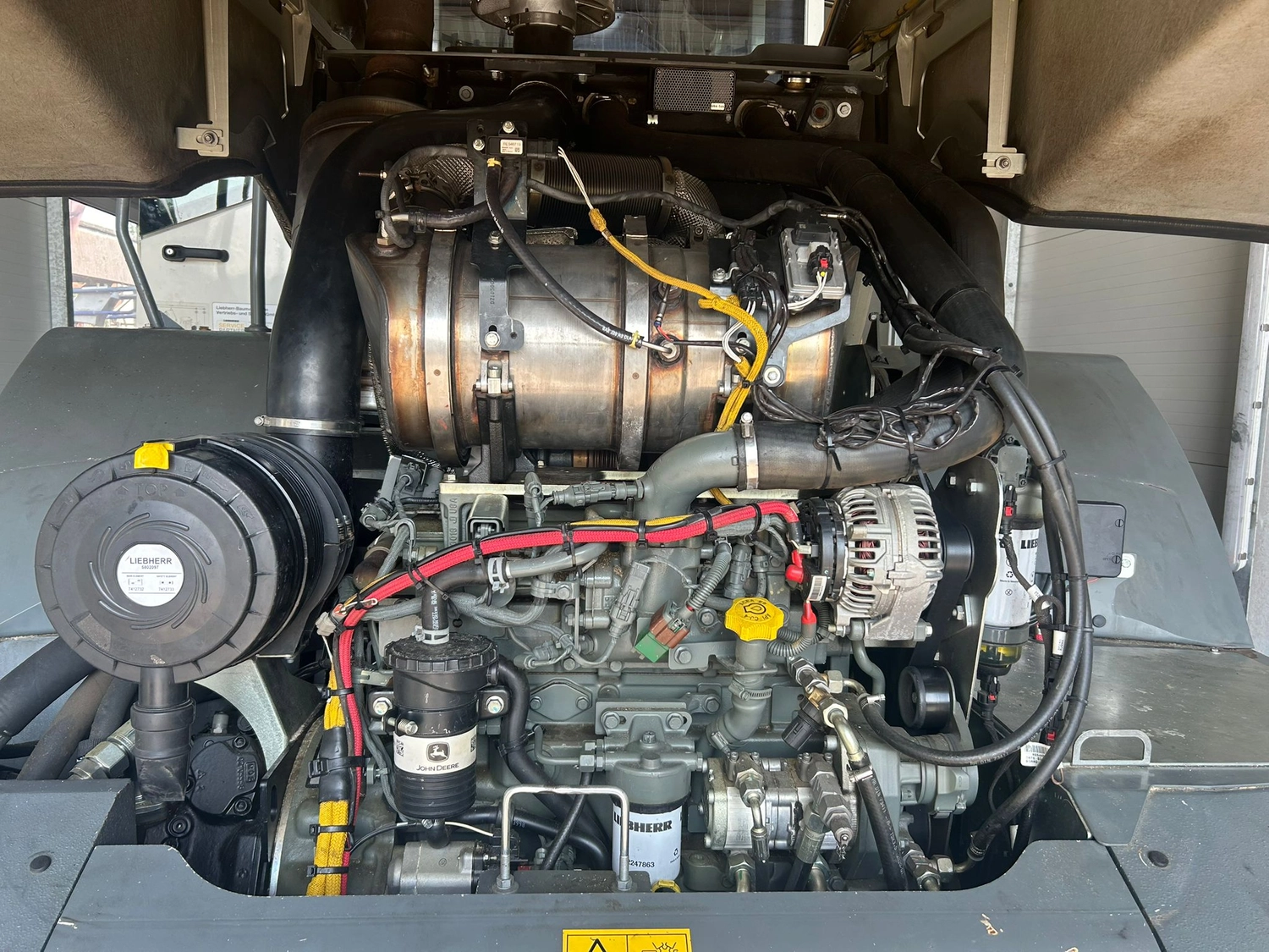 EULER KFZ MEISTERBETRIEB - Kfz-Meisterwerkstatt -Moderne Landwirtschaft mit Biokraftstoff-Traktor im Einsatz