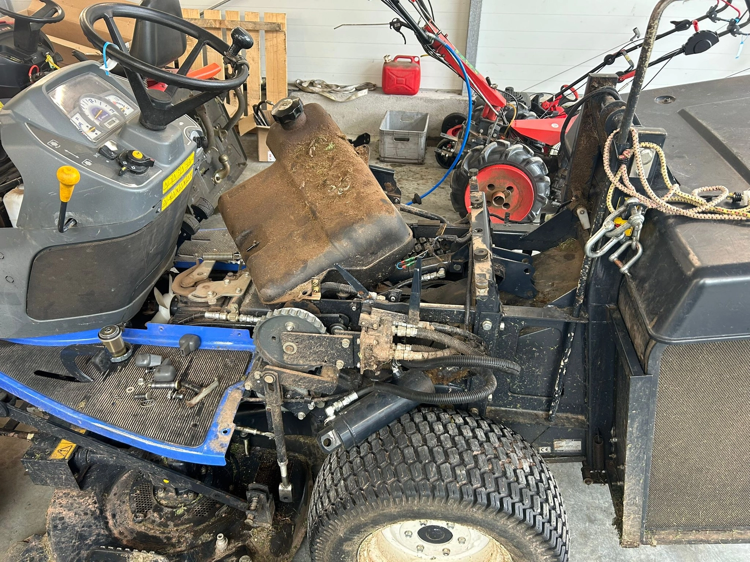 EULER KFZ MEISTERBETRIEB - Kfz-Meisterwerkstatt -Moderne Landwirtschaft mit Biokraftstoff-Traktor im Einsatz