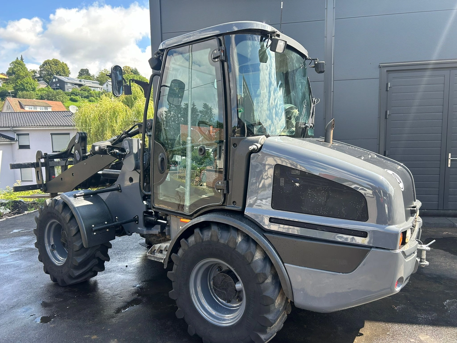 EULER KFZ MEISTERBETRIEB - Kfz-Meisterwerkstatt -Moderne Landwirtschaft mit Biokraftstoff-Traktor im Einsatz